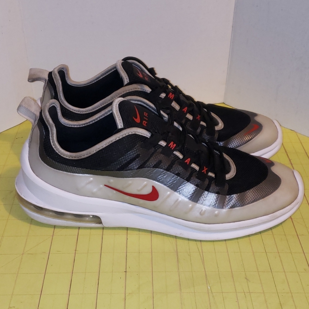 Nike Air Max Axis Sneakers
